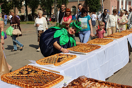В Полоцке полакомились 200-килограммовым черничным пирогом