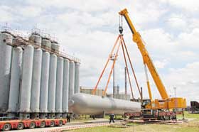 104-тонная емкость для хранения азота монтируется на «Нафтане»