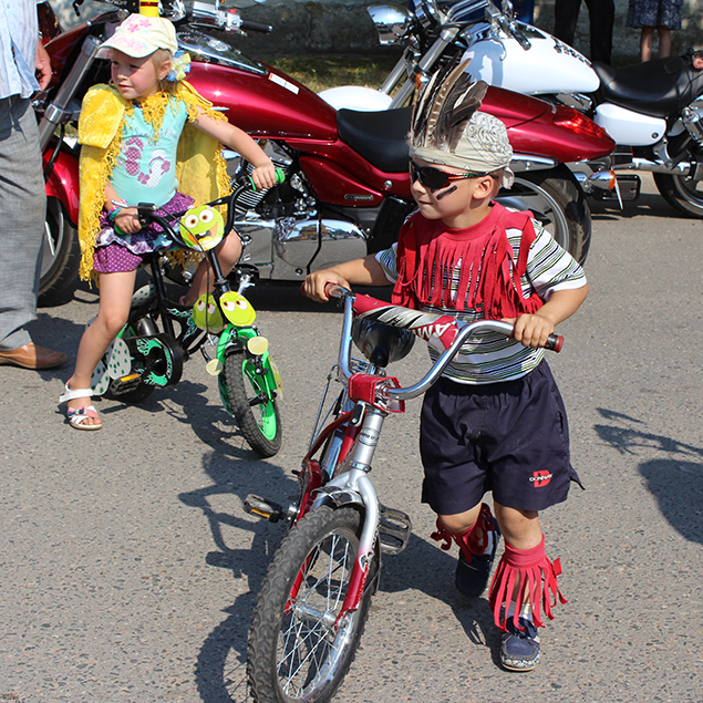Велосипедисты в ярких карнавальных костюмах прокатились по Фариново