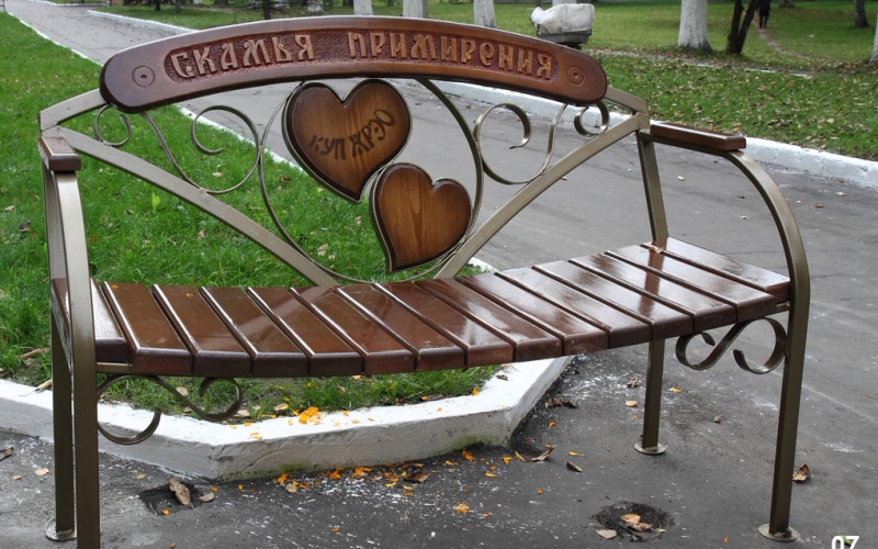 Новополоцкий городской парк украсили 22 оригинальные скамьи