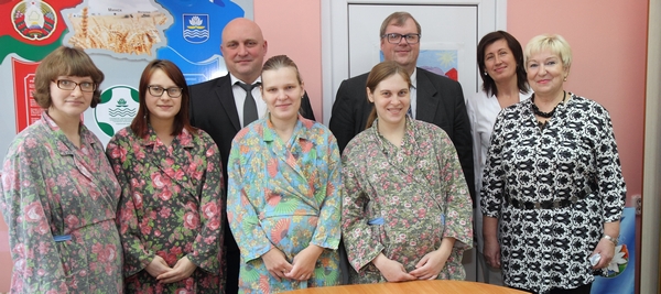 Дмитрий Демидов посетил Новополоцкий роддом где поздравил счастливых мам с рождением малышей