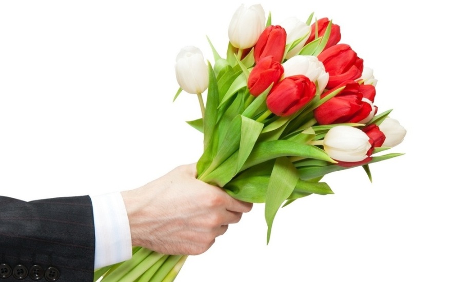 В Полоцке женщинам дарили цветы и просили улыбнуться