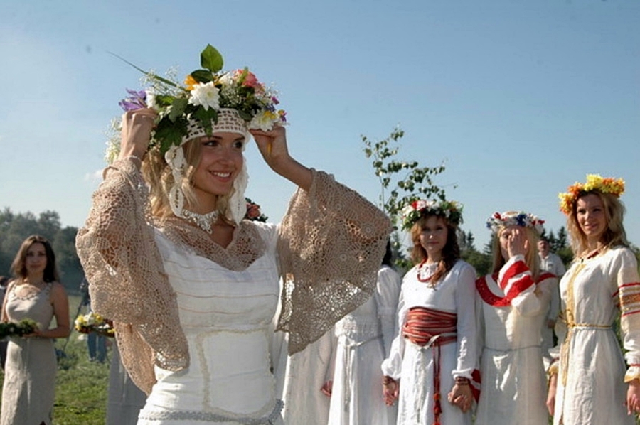праздничная женская одежда в славянском стиле