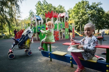 Новая инклюзивная детская площадка в Новополоцке оказалась сломанной