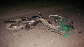 Подросток-мотоциклист сбил пенсионерку, ехавшую на велосипеде