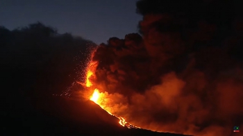 Лава извергающегося на Канарах вулкана дошла до океана