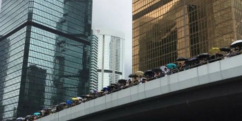 В Гонконге на крыше горящего небоскреба застряли более 300 человек