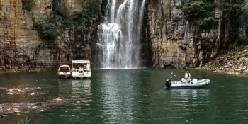 В Бразилии на лодки с туристами обрушилась скала